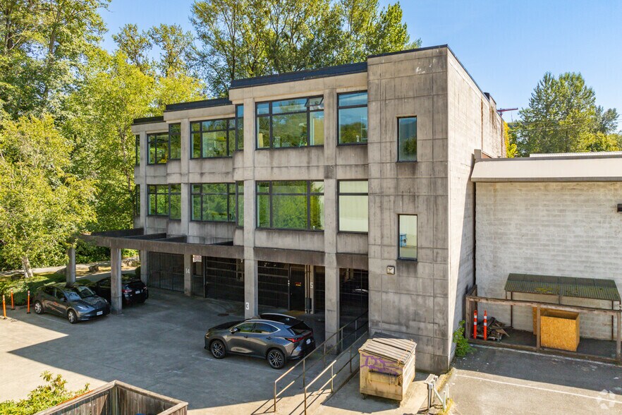 1000 3rd St, North Vancouver District, BC à louer - Photo du bâtiment - Image 3 de 4