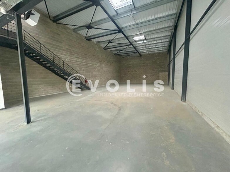 Flex in Avrainville for lease - Interior Photo - Image 2 of 6