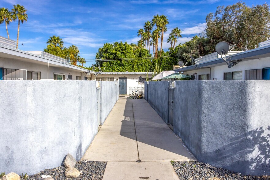 238 S Saturmino Dr, Palm Springs, CA à vendre - Photo du bâtiment - Image 2 de 25