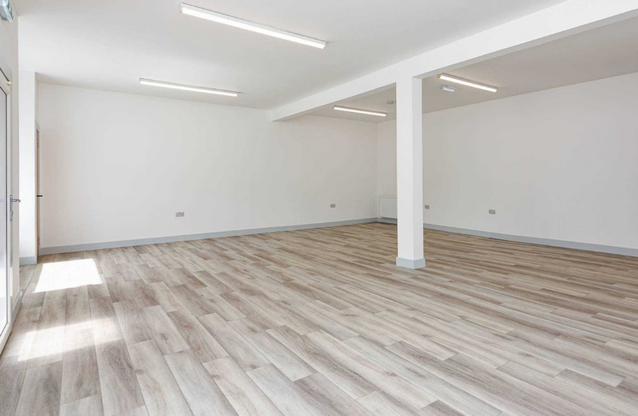 62 West Main St, Harthill for lease - Interior Photo - Image 2 of 4