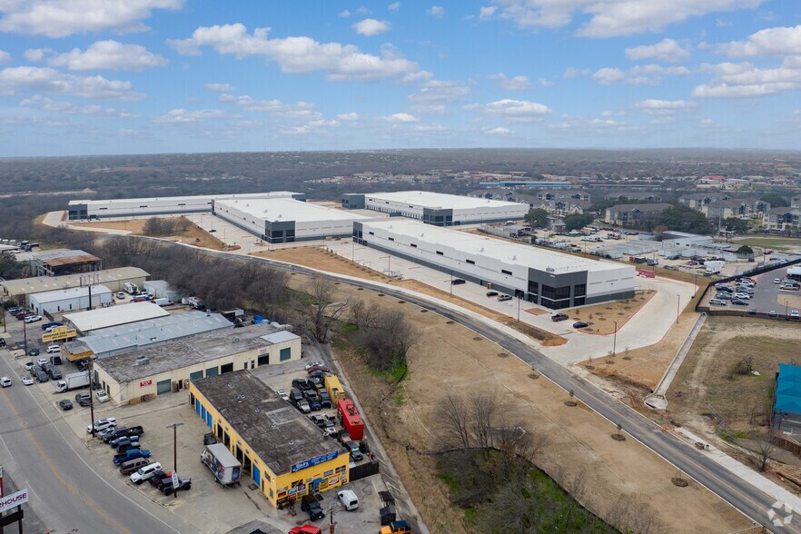Eckhert Rd, San Antonio, TX à louer - Photo du bâtiment - Image 3 de 26