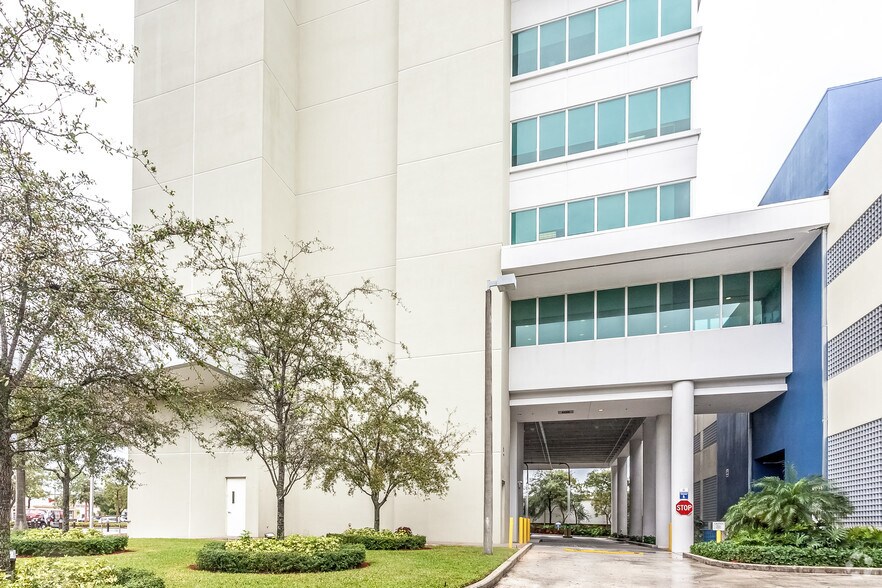 2301 NW 87th Ave, Doral, FL à louer - Photo du bâtiment - Image 2 de 61