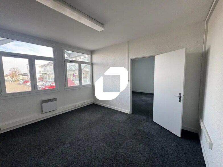 Bureau dans Entzheim à louer - Photo du bâtiment - Image 3 de 16
