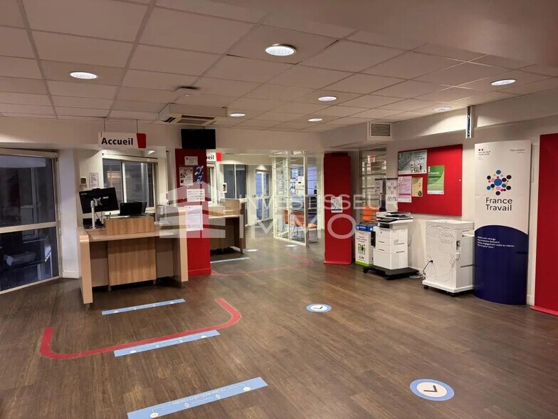 Office in Torcy for sale - Interior Photo - Image 1 of 7