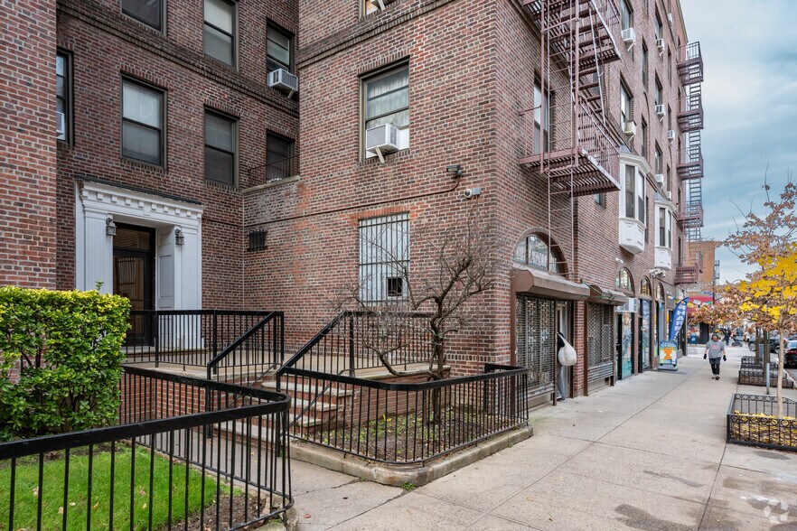 7320 Austin St, Flushing, NY à louer - Photo du bâtiment - Image 3 de 5