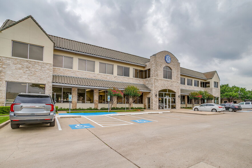2813 S Hulen St, Fort Worth, TX for lease - Building Photo - Image 2 of 15