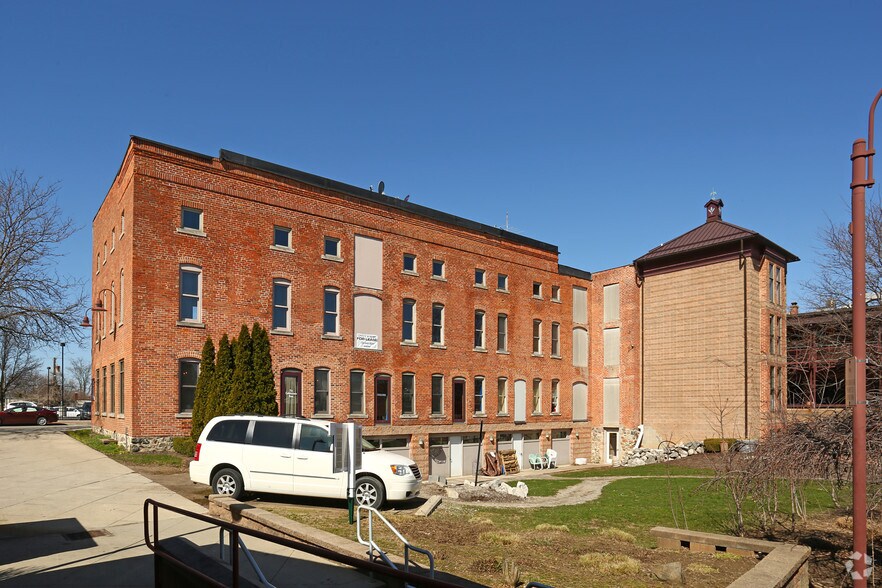 101 S Ann Arbor St, Saline, MI à louer - Photo du bâtiment - Image 2 de 6