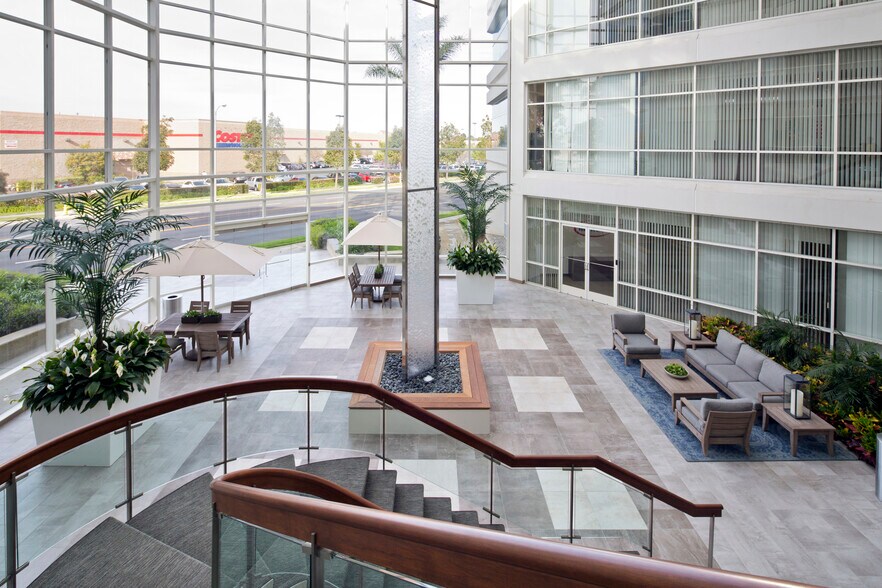 2780 skypark Dr, Torrance, CA à louer - Photo du bâtiment - Image 2 de 13