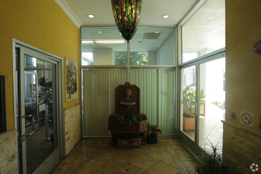 14242 Ventura Blvd, Sherman Oaks, CA à louer - Hall d’entrée - Image 3 de 11
