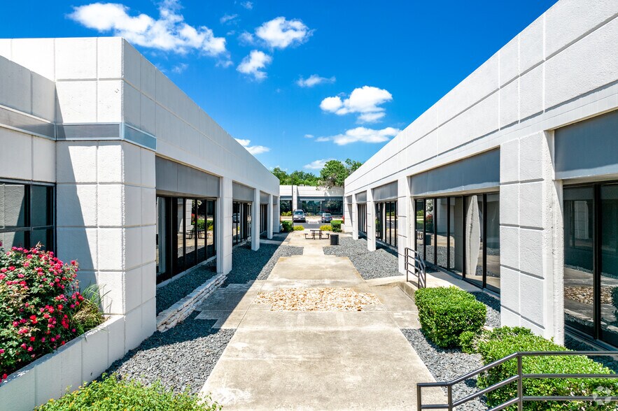140 Heimer Rd, San Antonio, TX à vendre - Photo du bâtiment - Image 3 de 7