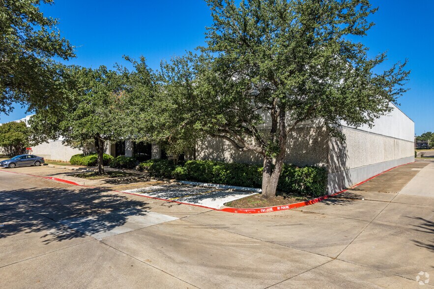 3241-3251 Story Rd W, Irving, TX à louer - Photo principale - Image 1 de 7