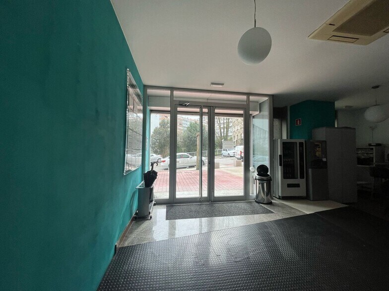 Commerce de détail dans Vigo à louer - Hall d’entrée - Image 2 de 23