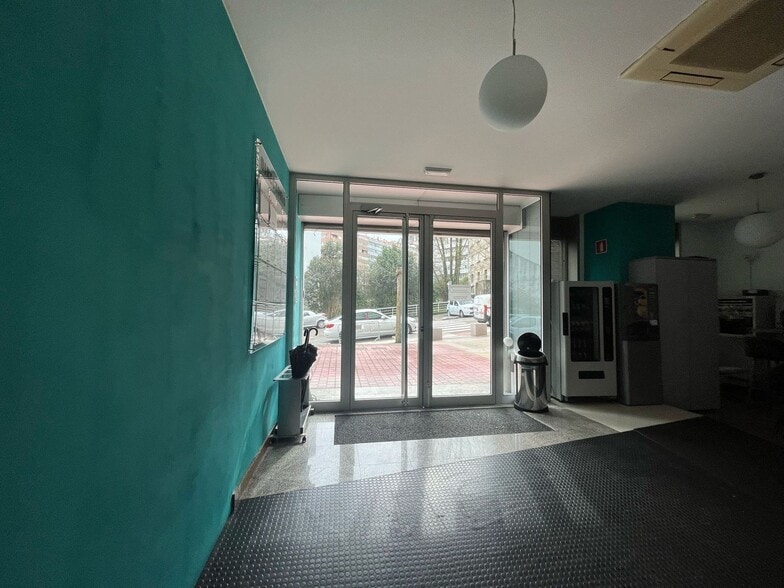 Retail in Vigo for lease - Lobby - Image 2 of 23