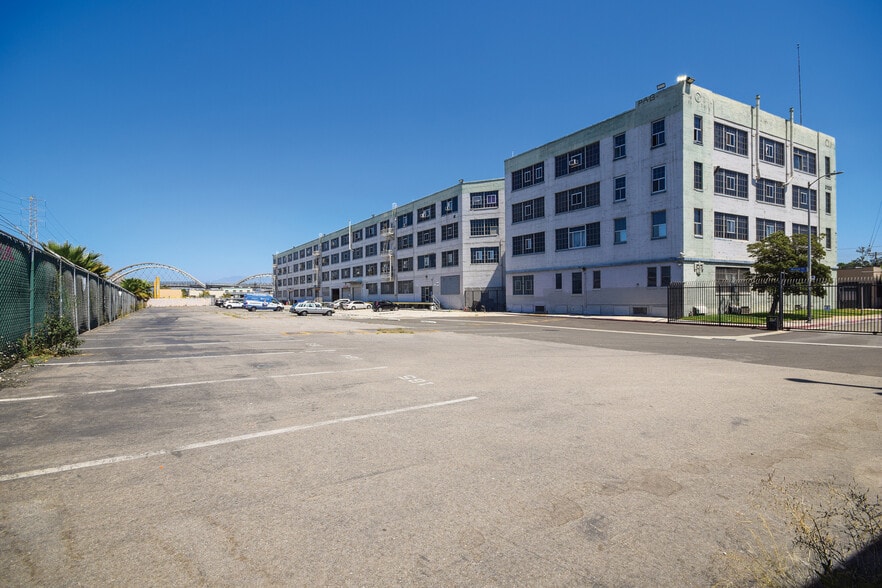 2155 E 7th St, Los Angeles, CA for lease - Building Photo - Image 3 of 8