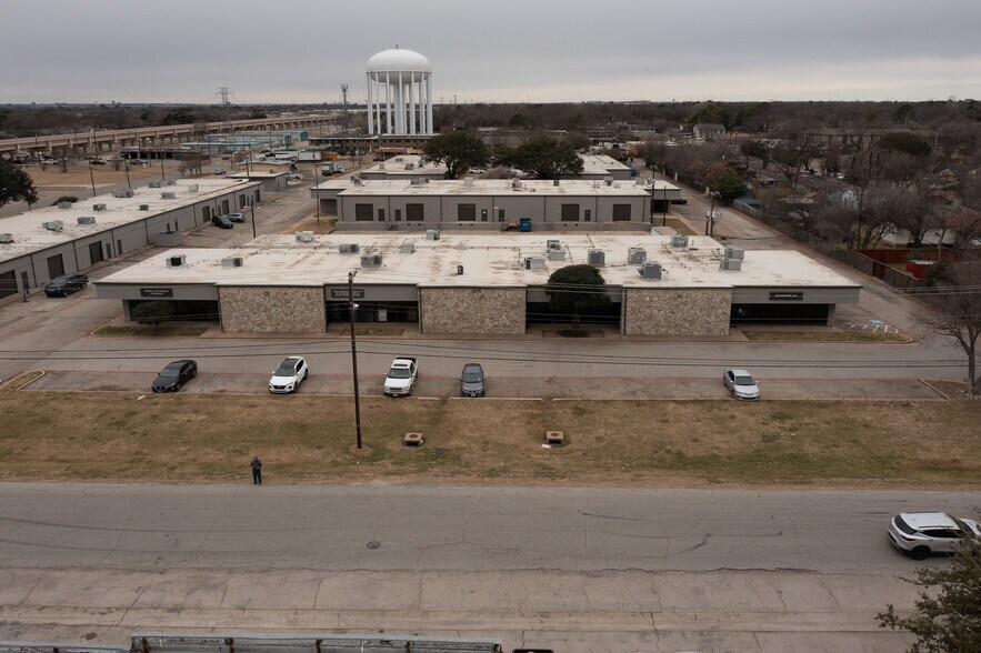 220 Story Rd N, Irving, TX à louer - Photo du bâtiment - Image 3 de 9