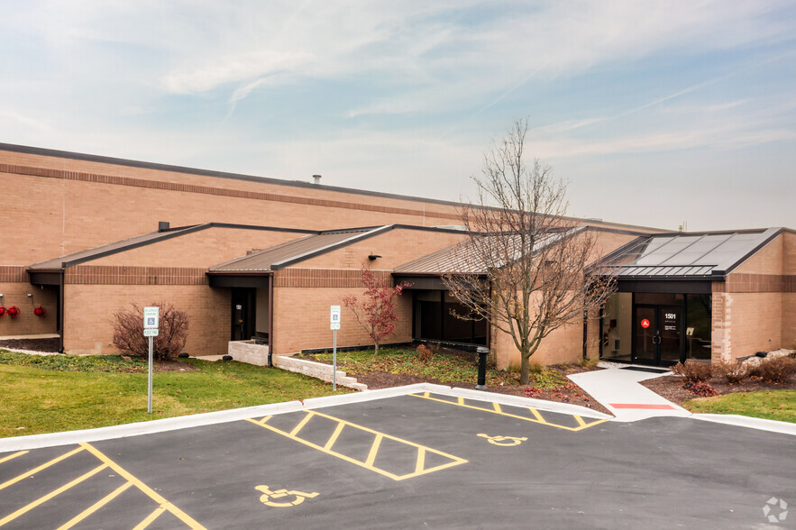 1501 N Michael Dr, Wood Dale, IL for lease - Primary Photo - Image 1 of 5