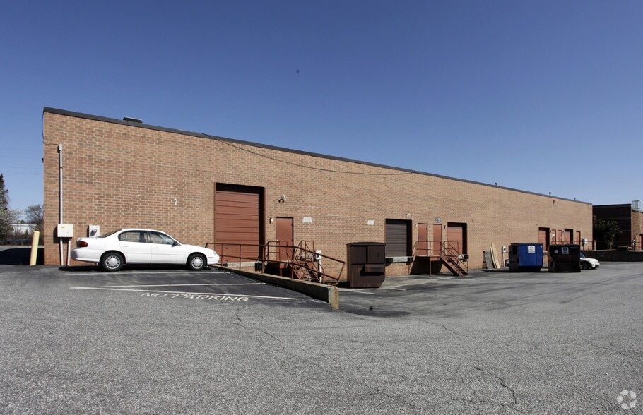 311 Pomona Dr, Greensboro, NC à louer - Photo du bâtiment - Image 2 de 4