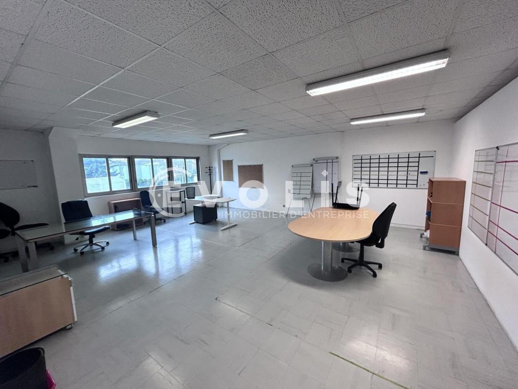 Office in Ormoy for lease Building Photo- Image 1 of 16