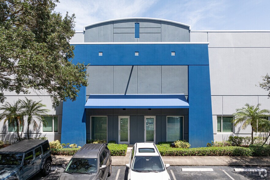 15751 SW 41st St, Davie, FL à louer - Photo du bâtiment - Image 2 de 4