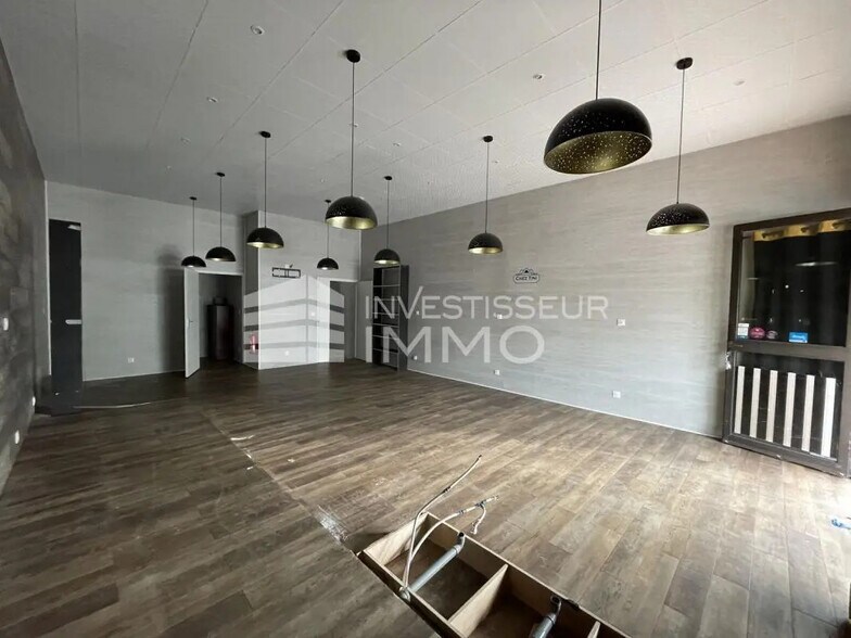 Retail in Roissy-en-Brie for lease - Interior Photo - Image 1 of 12