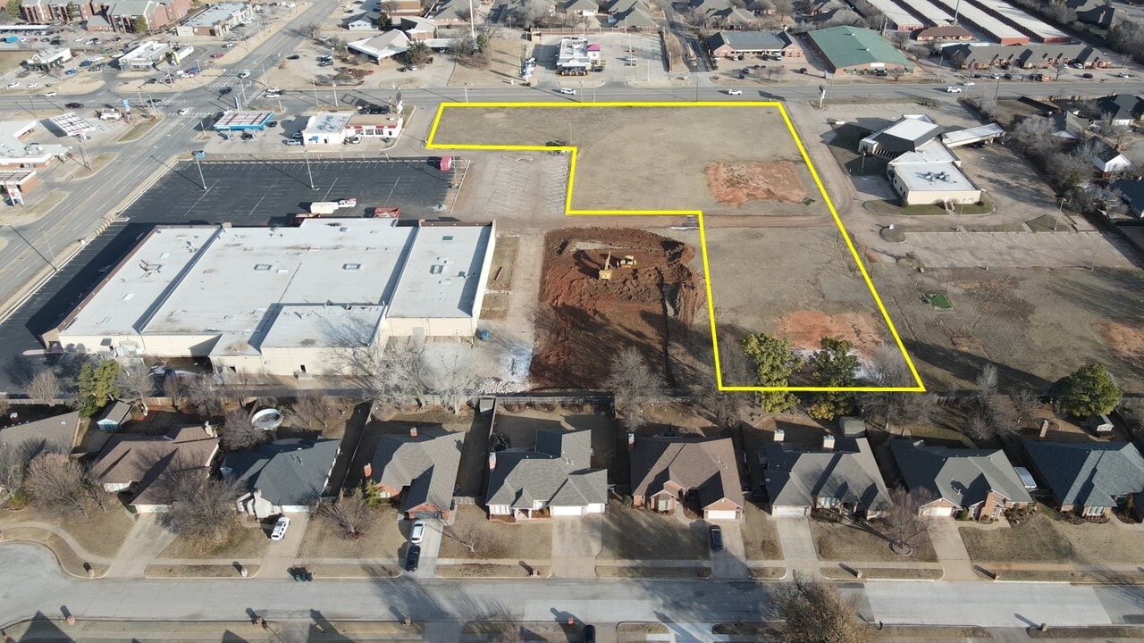 3100 E Memorial Rd, Edmond, OK à louer Photo du bâtiment- Image 1 de 12