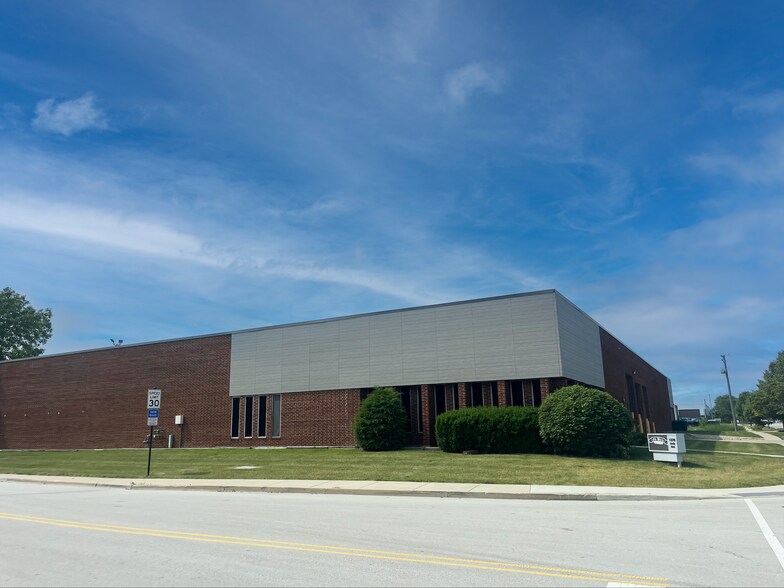 1370 Lively Blvd, Elk Grove Village, IL à vendre - Photo du bâtiment - Image 2 de 7