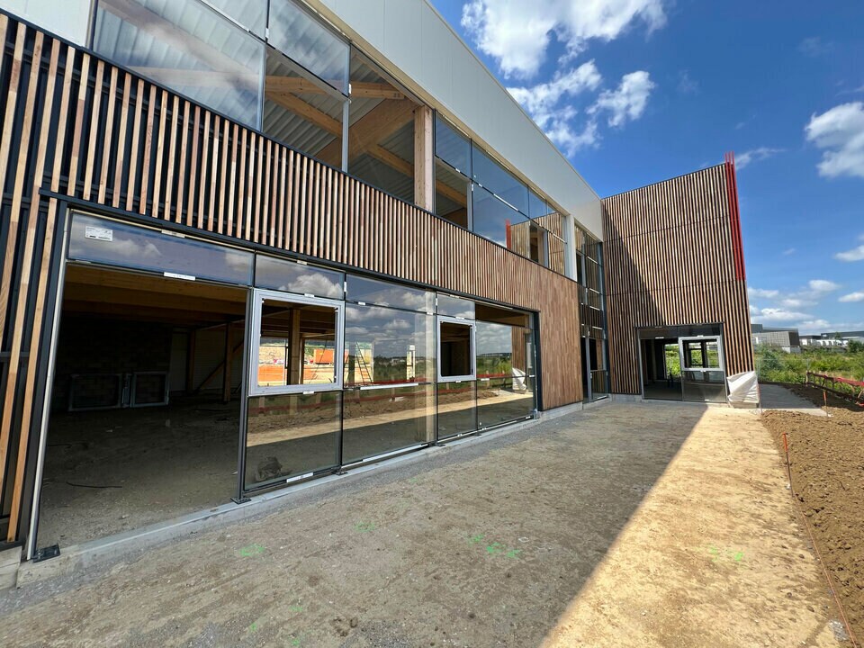 Retail in Louvres for lease Building Photo- Image 1 of 7