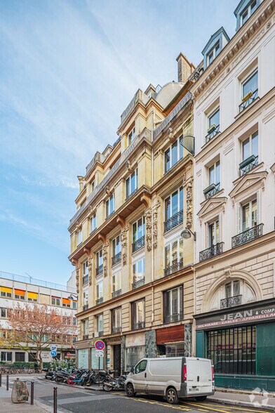 16 Rue Martel, Paris à louer - Photo du bâtiment - Image 2 de 2