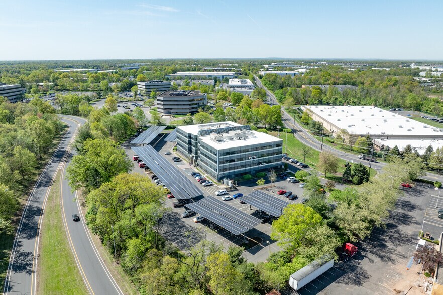 80 Cottontail Ln, Somerset, NJ à louer - Photo du bâtiment - Image 1 de 34