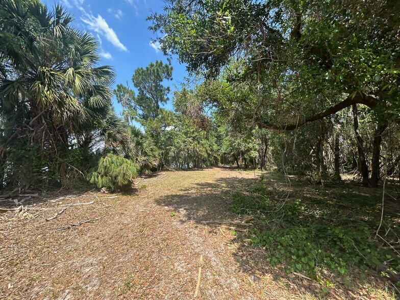28301 Shirley Shores Road, Tavares, FL à vendre - Photo du bâtiment - Image 3 de 7