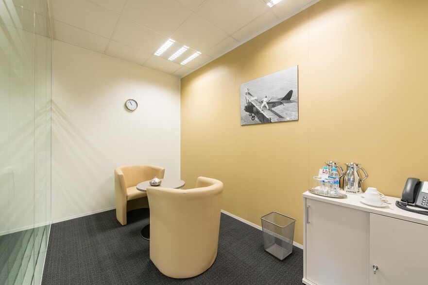 7 Rue Du Commandant Mouchotte, Orly for lease - Interior Photo - Image 3 of 20