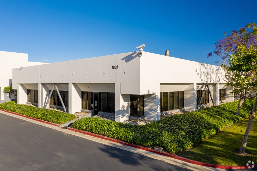 1683 Sunflower Ave, Costa Mesa, CA à louer - Photo du bâtiment - Image 1 de 2
