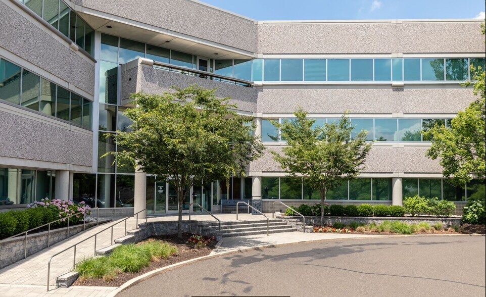 2 Walnut Grove Dr, Horsham Township, PA à louer - Photo du bâtiment - Image 3 de 12