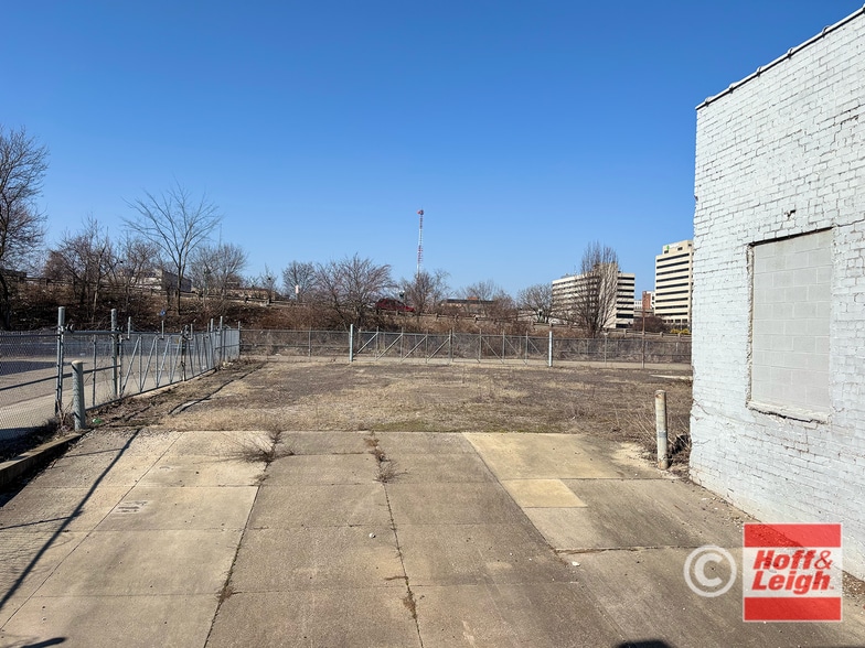 400 Cherry Ave SE, Canton, OH à vendre - Photo du bâtiment - Image 2 de 7