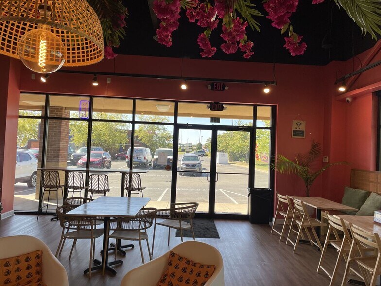 1370 Veterans Pky, Clarksville, IN à louer - Photo du bâtiment - Image 3 de 8