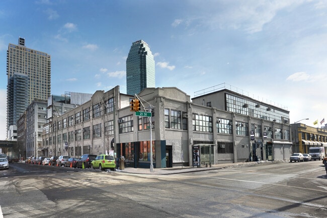 Plus de détails pour 43-01 21st St, Long Island City, NY - Bureau, Commerce de détail à louer