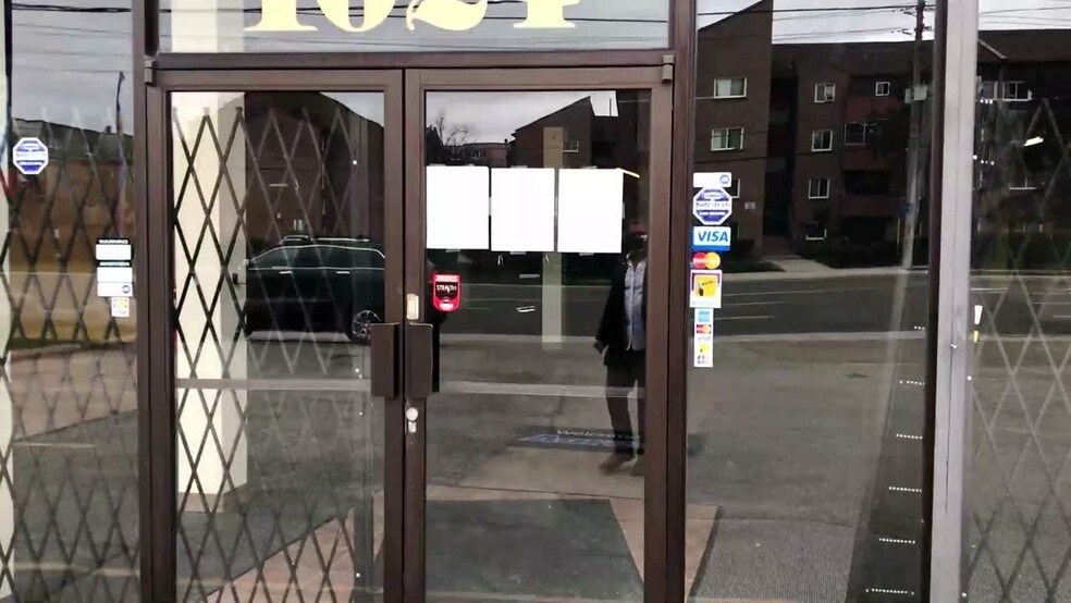 1024 Dundas St E, Mississauga, ON à vendre - Vidéo sur l’inscription commerciale - Image 2 de 8