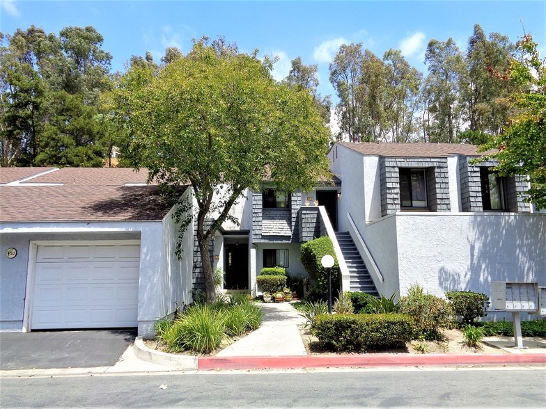 450 S Ranch View Cir, Anaheim, CA for sale - Primary Photo - Image 1 of 4
