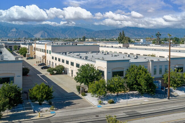 Plus de détails pour 1773 W San Bernardino Rd, West Covina, CA - Industriel à vendre
