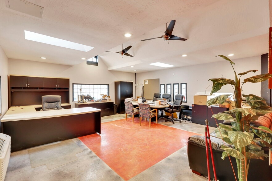 1759 Old Leonard Ave Portfolio portfolio of 2 properties for sale on LoopNet.ca - Building Photo - Image 3 of 21