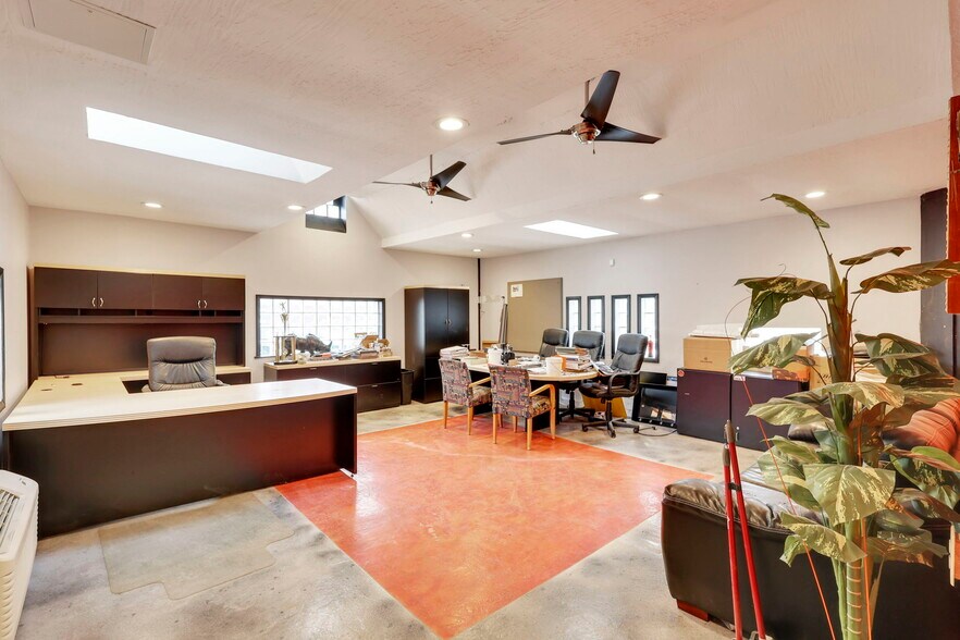 1759 Old Leonard Ave Portfolio portefeuille de 2 propriétés à vendre sur LoopNet.ca - Photo du bâtiment - Image 3 de 21