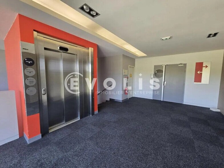 Bureau dans Orsay à louer - Hall d’entrée - Image 2 de 9