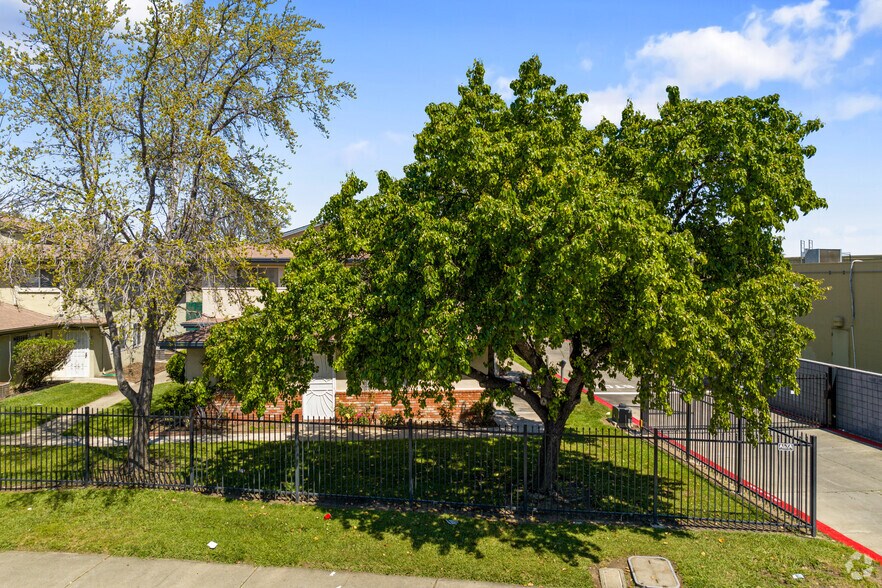 1202 Sycamore Dr, Antioch, CA à vendre - Photo du bâtiment - Image 2 de 6