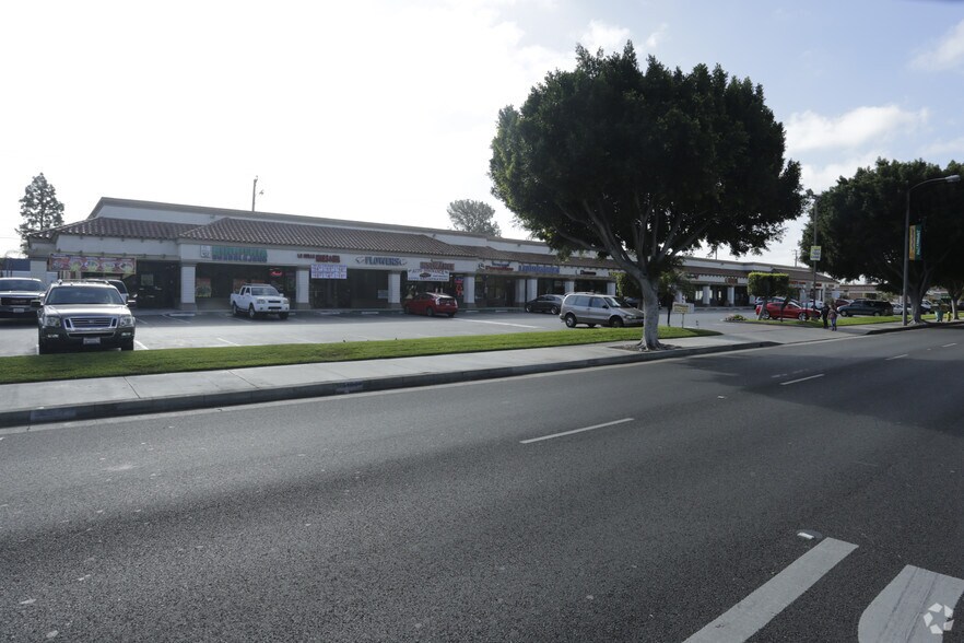 15100-15144 Paramount Blvd, Paramount, CA à louer - Photo du bâtiment - Image 3 de 4