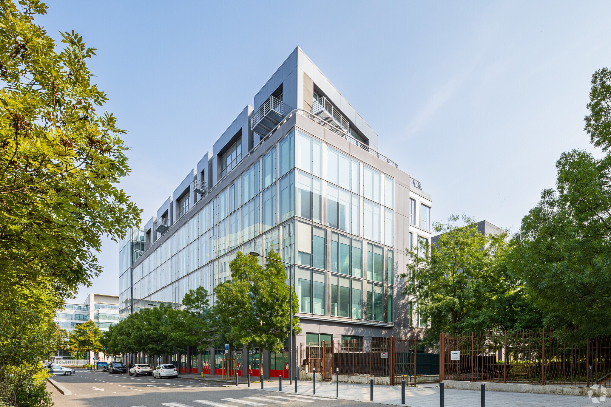 Retail in Saint-Denis for lease Primary Photo- Image 1 of 5