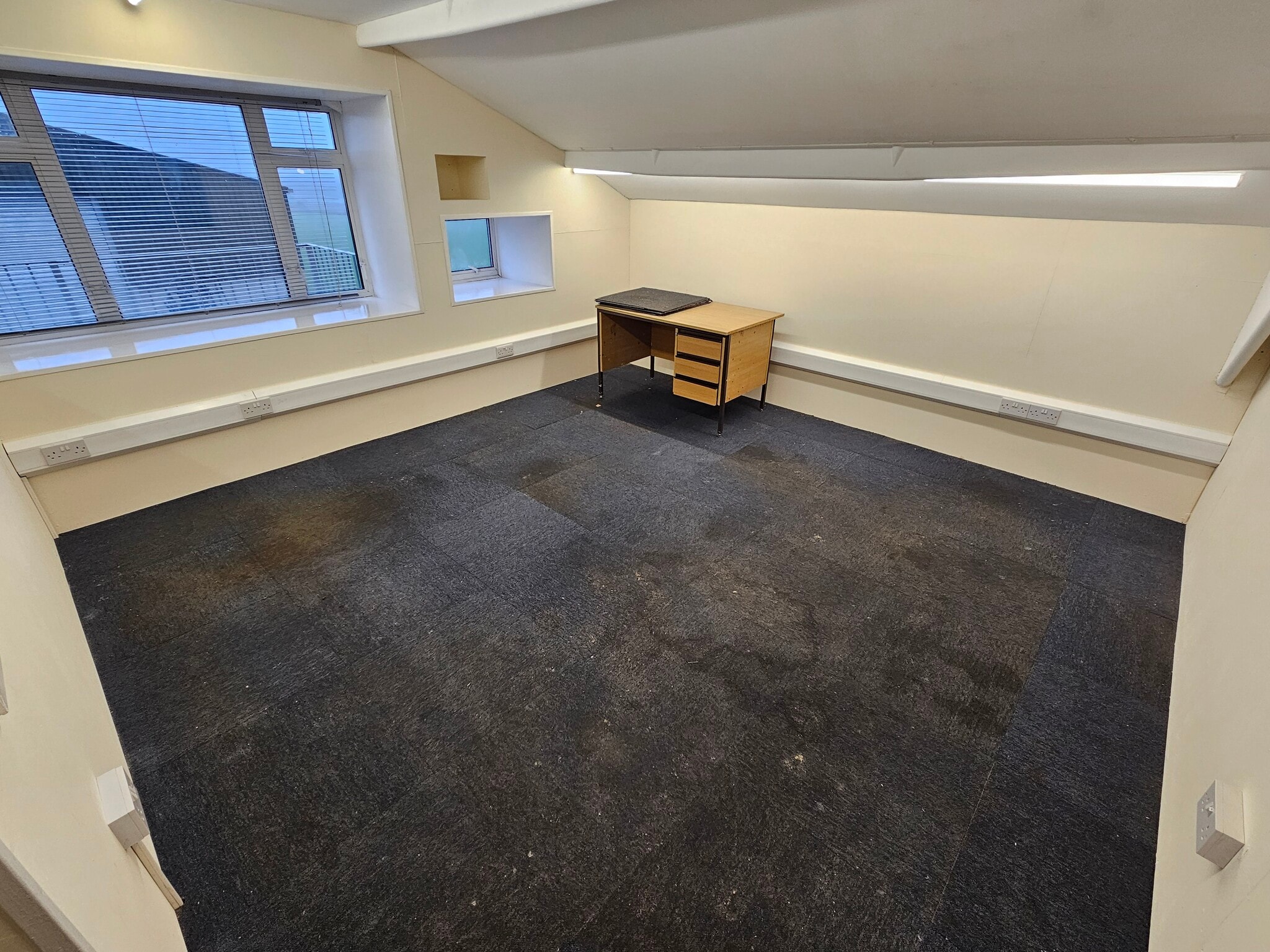 Kits End Rd, Barnet for lease Interior Photo- Image 1 of 2