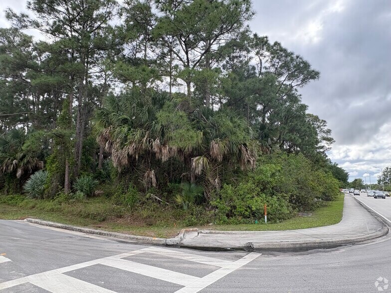 1144 SW Gatlin Blvd, Port Saint Lucie, FL à vendre - Photo du bâtiment - Image 2 de 2