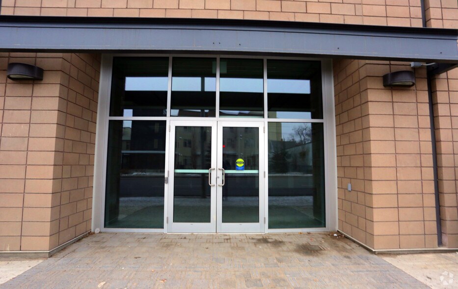 9505 105th Ave NW, Edmonton, AB à louer - Photo du bâtiment - Image 3 de 21