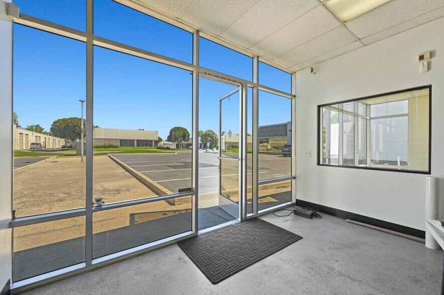 1265 Stone Dr, San Marcos, CA à vendre - Photo du bâtiment - Image 3 de 6