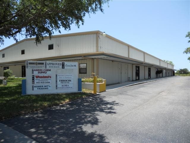 6142-6162 Clark Center Ave, Sarasota, FL for lease - Building Photo - Image 3 of 4
